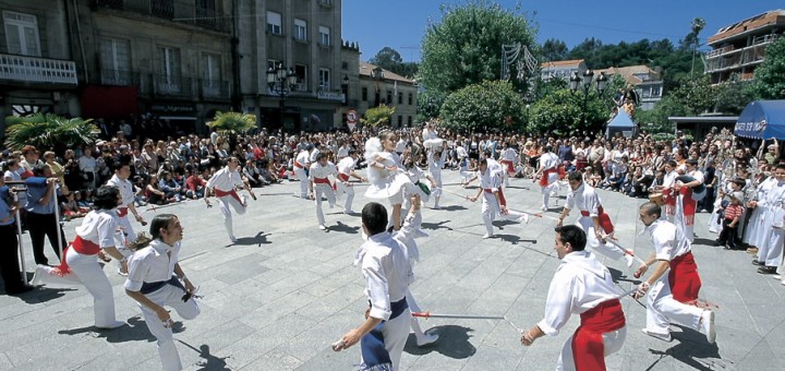 Foto de la Festa do Corpus Christi de Redondela, cos eventos celebrativos da Coca, As Penlas e a Danza das Espadas en Redondela