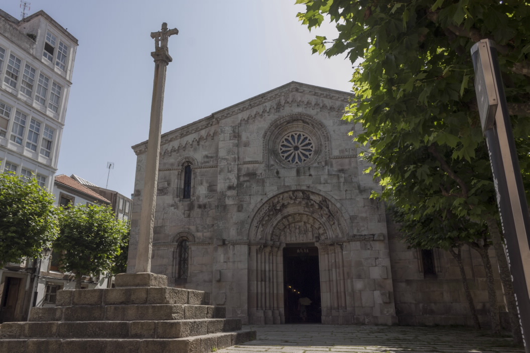 Foto de Colegiata de Santa María do Campo en A Coruña