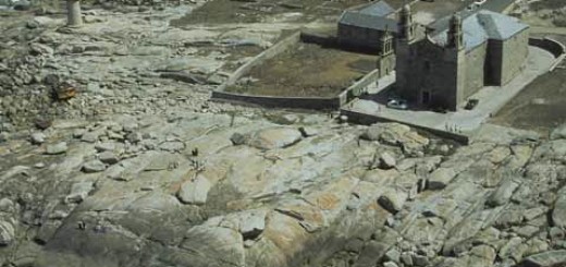 Foto de Santuario da Virxe da Barca e pedras da Barca en Muxía