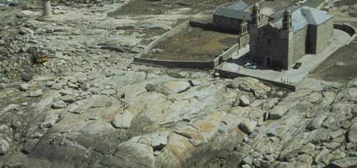 Foto de Santuario da Virxe da Barca e pedras da Barca en Muxía