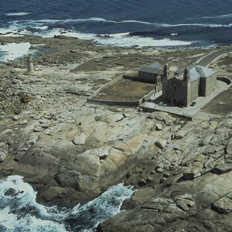 Foto de Santuario da Virxe da Barca e pedras da Barca en Muxía