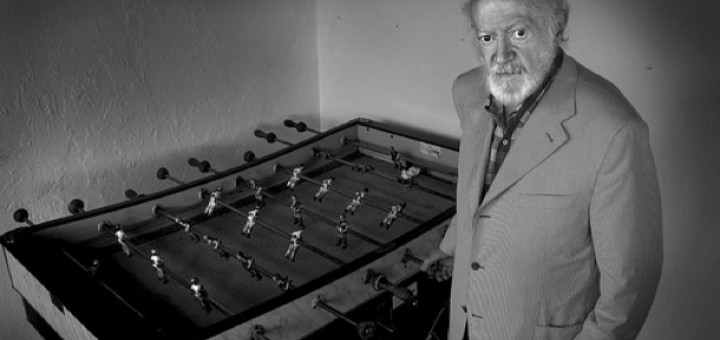 Alejandro Finisterre al lado de su invento el Futbolín