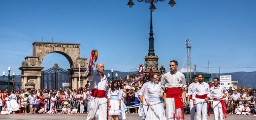 Foto en Turgalicia de Festa de San Miguel y Danza das Espadas en Marín provincia de Pontevedra