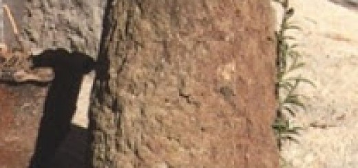 Foto de la estela encontrada en el Castro da Coroa en A Rúa