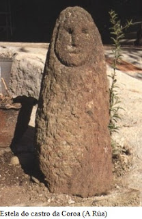 Foto de la estela encontrada en el Castro da Coroa en A Rúa